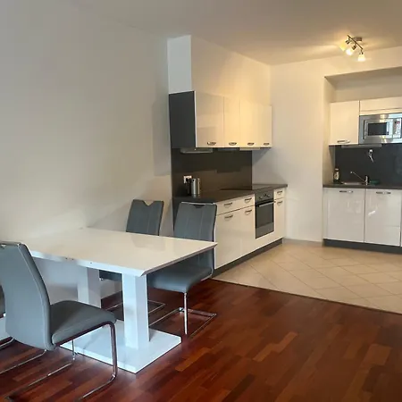 Garden Tower S Balkonem, Garaz Appartement Praag